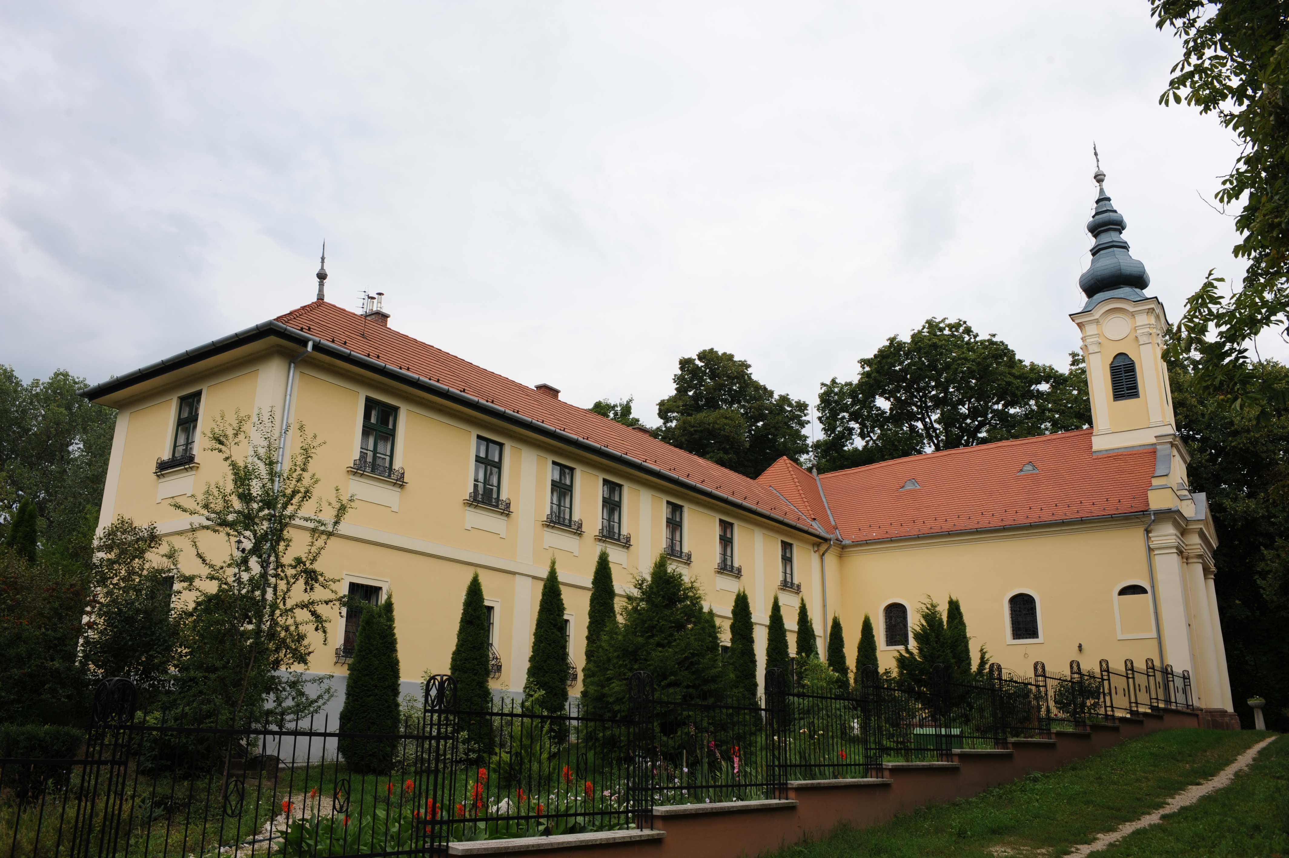 Vác, Hétkápolna és honvédemlékmű 