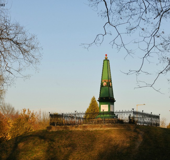 Vác, Hétkápolna, honvédemlékmű
