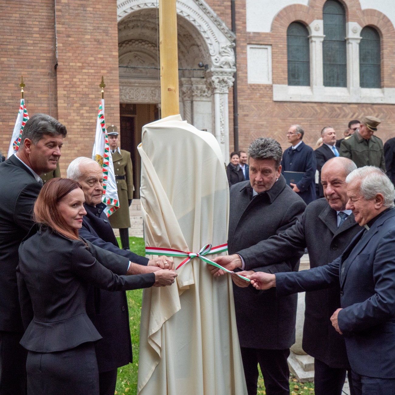Nemzeti emlékhelyet jelölő sztélé és okos tábla avatás a szegedi Dóm téren