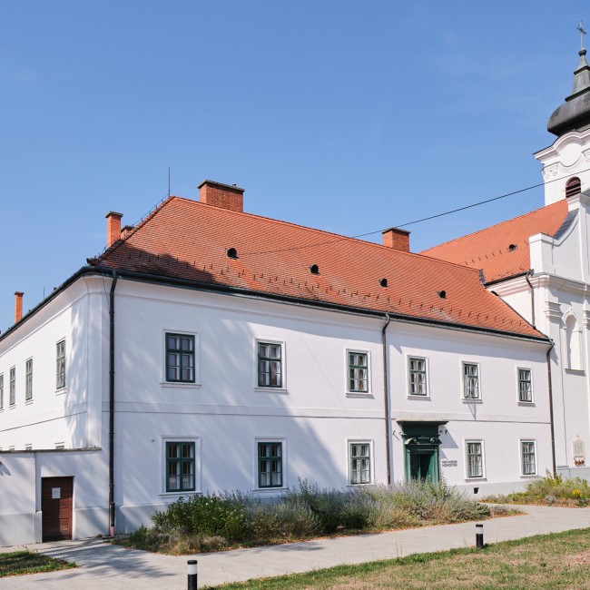Bakonybél, Szent Mauríciusz Monostor